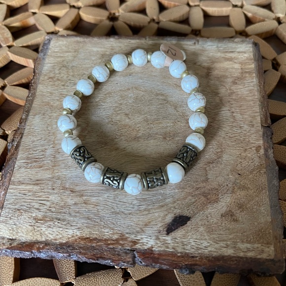 Gorgeous cream & gold beaded bracelet ✨ handmade ✨ stretchy, one size fits most - Picture 2 of 3